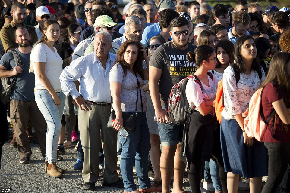 Pessoas fazem fila para pagar respeita ao ex-presidente israelense, Shimon Peres na praça Knesset em Jerusalém