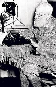 Bernard Shaw escribiendo