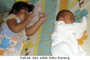 Kakak dan adek tidur bareng