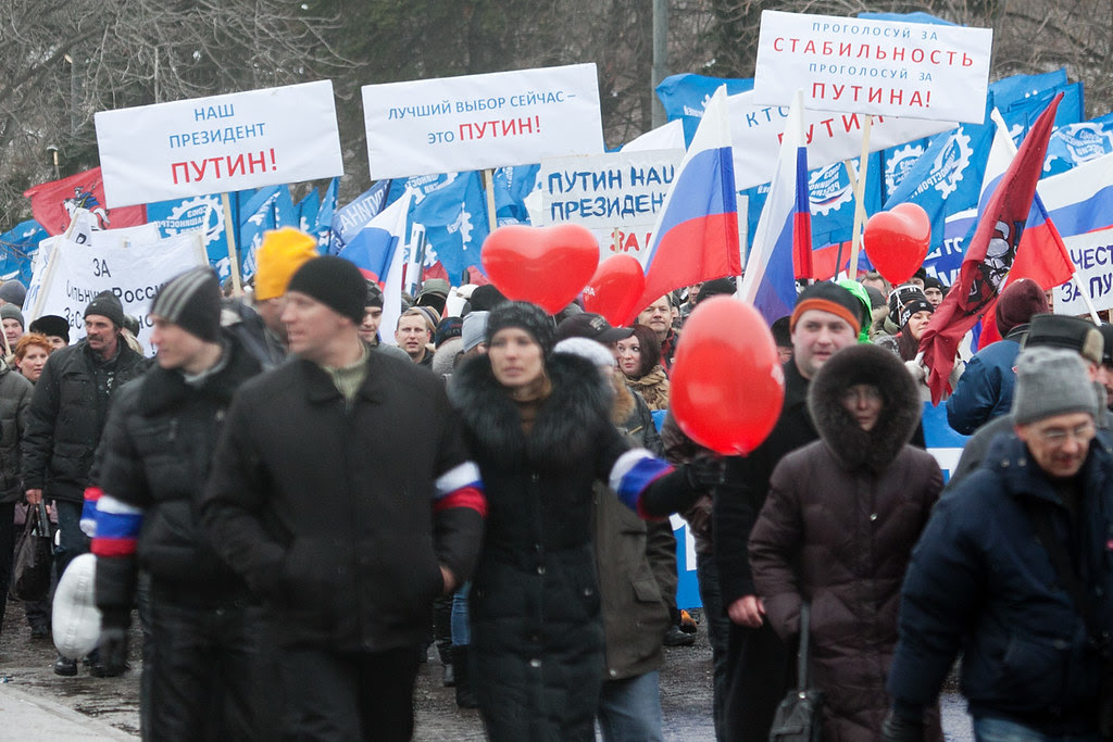 Шествие и митинг поддержку Владимира Путина под названием "Защитим Россию". 23 февраля 2012