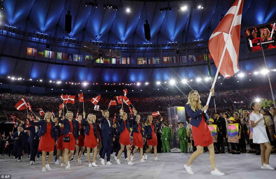 Caroline Wozniacki carrega a bandeira da Dinamarca durante a cerimônia de abertura dos Jogos Olímpicos de 2016 no Rio de Janeiro, Brasil, Sexta-feira