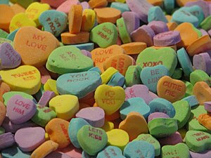 English: A photograph of a heap of candy heart...