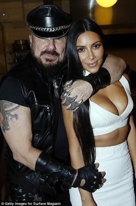 Peter Marino e Kim Kardashian comparecer ao jantar privado oferecido pelo Superfície Magazine e Azzedine Alaia como parte da Paris Fashion Week