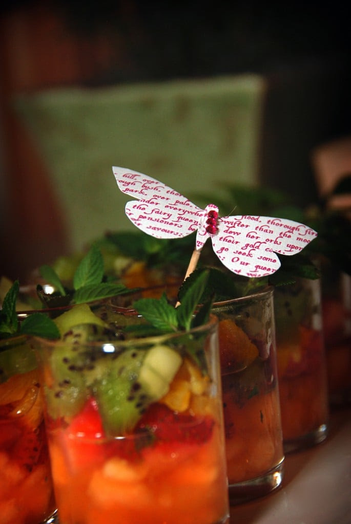 Decoración en la comida para fiestas de cuentos de hadas, primavera o mariposas.