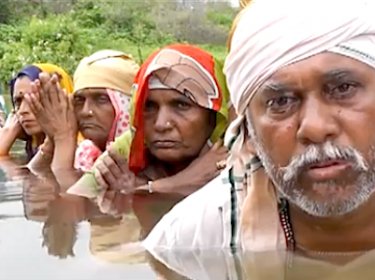 Captura de pantalla del video mostrando la protesta de los desalojados del proyecto de la represa Omkareshwar Captura de pantalla del video mostrando la protesta de los desalojados del proyecto de la represa Omkareshwar