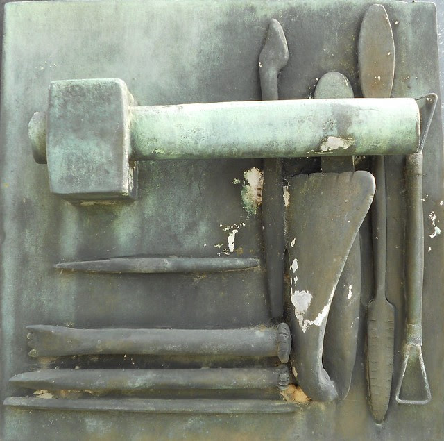 Strumenti di lavoro - tomba Virgilio Milani