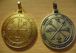 Les talismans (ou pentacles) sont des objets qui sont réceptacles de magnétisme.Ce sont des médaillons avec un symbole correspondant au besoin de chaque personne.Je les magnétise personnellement, afin de correspondre au mieux à la situation de chacun et ainsi d’agir de façon certaine.Les talismans doivent être portés en pendentif . Généralement pendant la journée(sauf pour le talisman de la lune). Leur durée d’action est de 12 mois, les résultats les plus importants seront constatés dans les trente premiers jours.Il est possible de porter deux talismans à la fois, trois au maximum, mais jamais plusieurs. Résultat de recherche d'images pour "talisman de protection contre le mal"