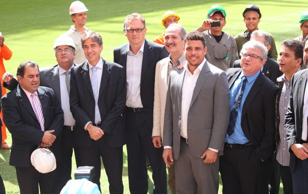 Valcke e autoridades visitam Mané Garrincha (Foto: Fabrício Marques)