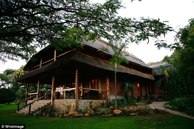 De acordo com os relatórios locais, ela chegou de jato particular com sua comitiva e é dito ter bloqueado o exclusivo Kumbali Country Lodge (na foto) antes da aparência na corte