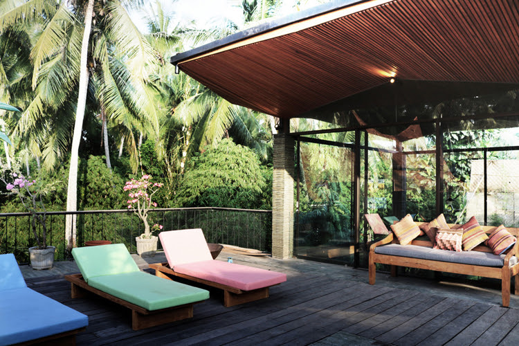 Swimming Pool auf der Terrasse im exotischen ‘Origami’ Haus auf Bali