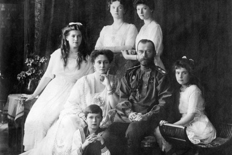 Tsar Nicholas II bersama istri dan anak-anaknya. Kaisar terakhir Rusia ini digulingkan Revolusi Bolshevik 1917 dan setahun kemudian dieksekusi bersama seluruh anggota keluarganya.