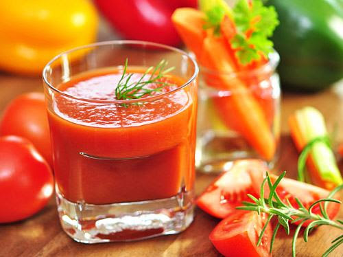 Nước ép cà chua giúp se khít lỗ chân lông rất hiệu quả, tuy nhiên bạn không nên sử dụng nếu sở hữu làn da nhạy cảm nhé