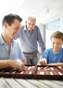 familia jugando backgamon 213x300 Educar a los niños y niñas para que aprendan a perder