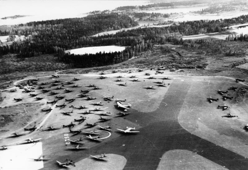 Bundesarchiv Bild 101I-760-0171-19, Norwegen, Flughafen Fornebu
