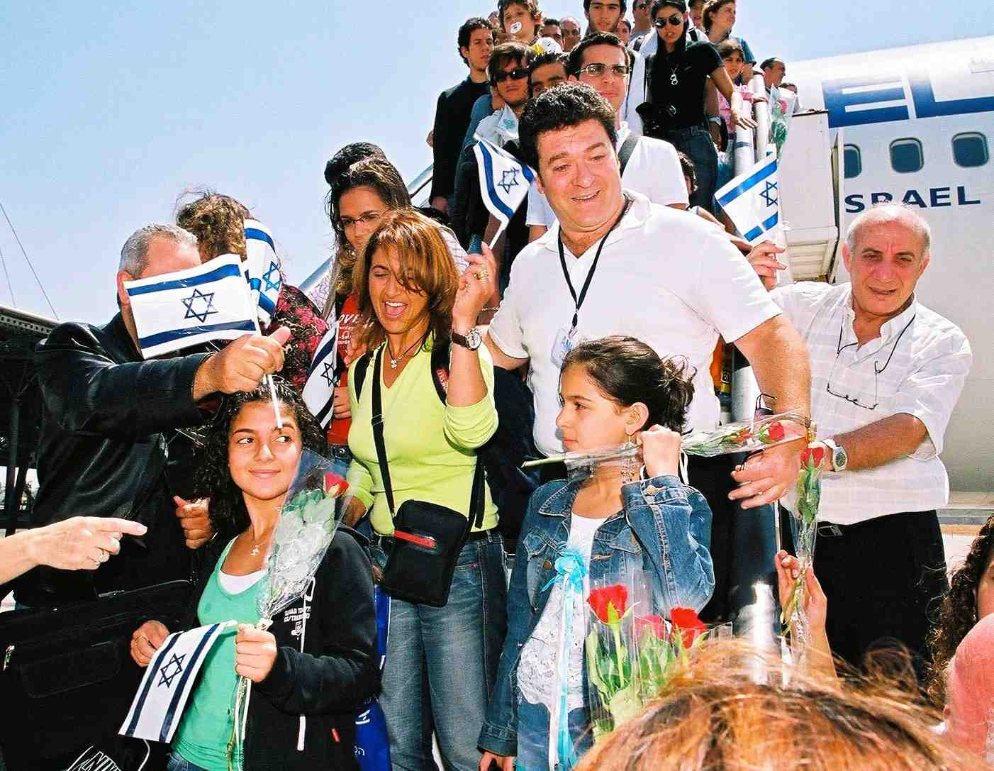 L'arrivo di immigrati dall'ex Unione Sovietica all'aeroporto Ben Gurion (fonte Fondo Nazionale per la costruzione di Israele, Keren-Hayesod.it)