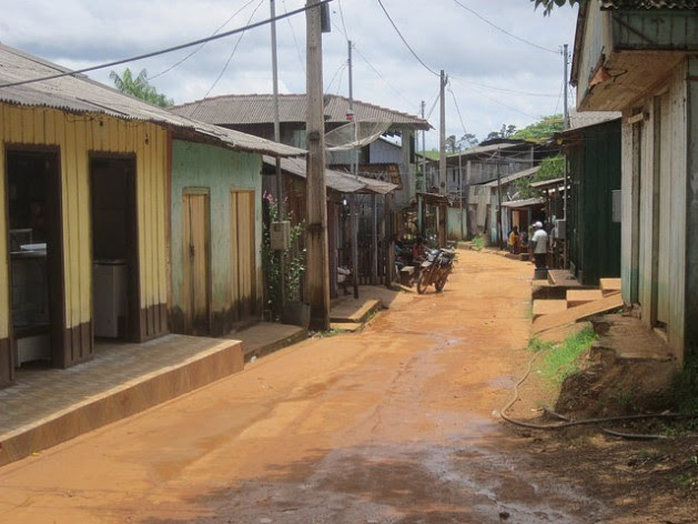 The main street of Ressaca, a town of garimpeiros or artisanal gold miners, on the right bank of the Xingu River, along the stretch called the Volta Grande or Big Bend, where a large-scale mining project, promoted by the Canadian company Belo Sun, is causing concern among the local people in this part of Brazil’s Amazon region. Credit: Mario Osava/IPS
