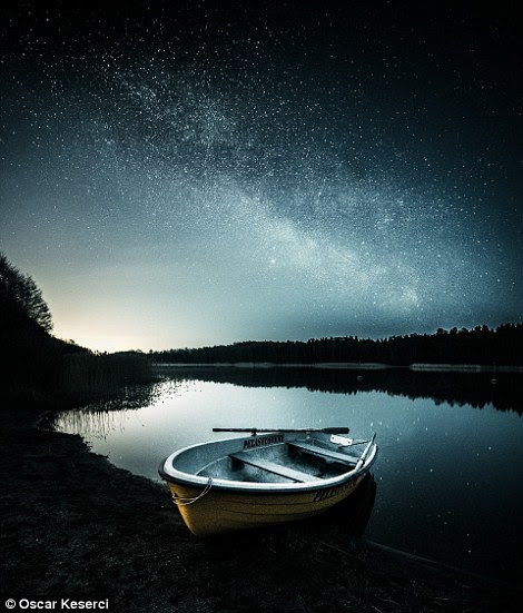 Um barco solitário delével em um lago em Kirkkonummi, Finlandia