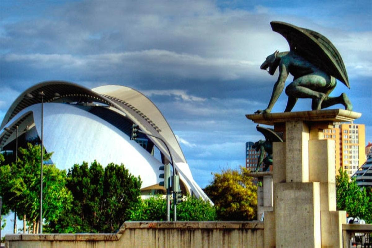 gargoyles-at-the-concert-hall-in-valencia-spain