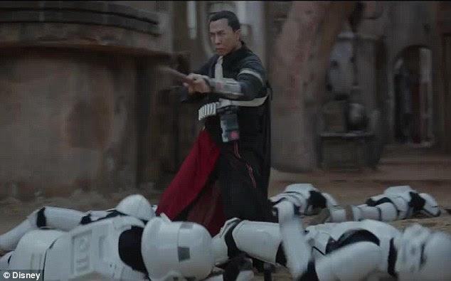 Quem precisa de olhos? O clipe, em seguida, mostra o rescaldo do encontro de Chirrut Imwe (Donnie Yen) com meia dúzia de Stormtroopers