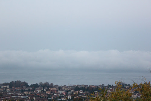 nuvoloni nebbiosi sulla sponda milanese