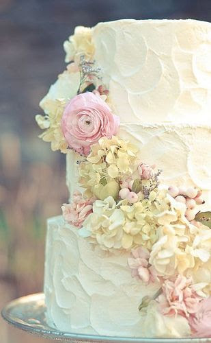 Love this floral Rustic Wedding Cake / Styled by Style Social Events / Photo by Jamie Lauren Photography