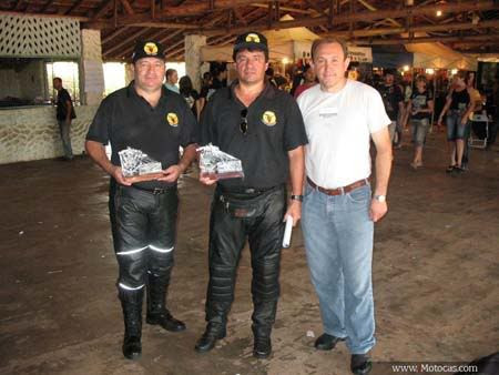 foto troféu do 3º Aniversário do Moto Clube Combatentes de Itaí, SP