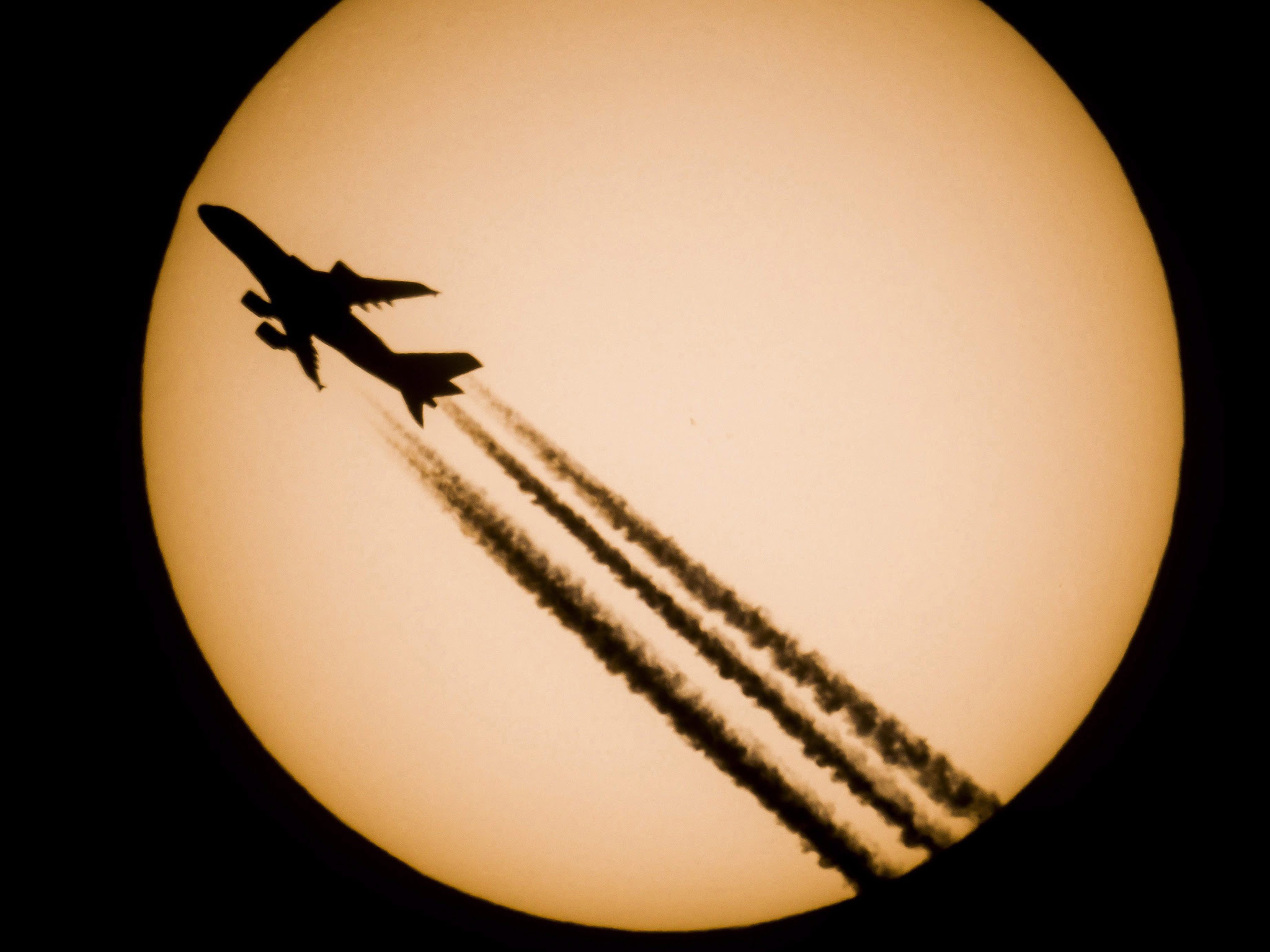 An Airbus A380-861 passenger jet of Singapore Airlines is silhouetted against the Sun as photographed from Salgotarjan, 109 kms northeast of Budapest, Hungary, 28 October 2016.  EPA/PETER KOMKA HUNGARY OUT
