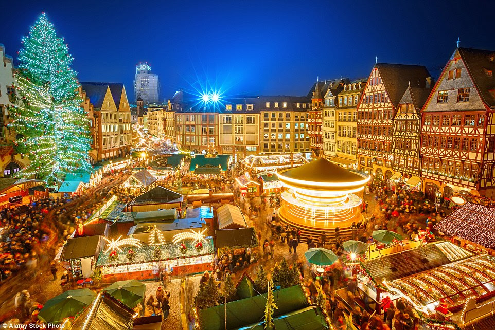 A árvore de Natal enorme faz de Frankfurt festivo mercado uma das mais belas do mundo. O recurso de 30 metros também organiza vários eventos de entretenimento durante todo o feriado - incluindo cantar carol