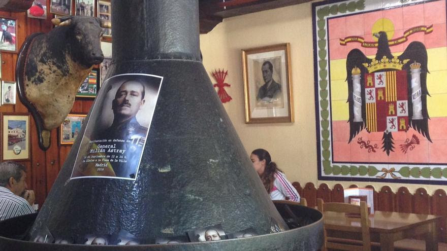 El bar franquista 'Casa Pepe', adornado con carteles en defensa del militar golpista. / MAR GONZÁLEZ