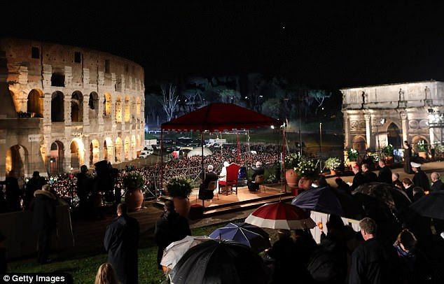 O Coliseu - outrora palco de batalhas de gladiadores - foi na sexta-feira o palco de uma das mais sagradas cerimônias cristãs lideradas pelo papa