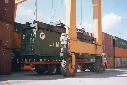 Mercedes Benz al port de Barcelona