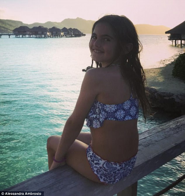 Seu sol e estrelas! Ao pôr do sol, Ale publicou um instantâneo da filha Anja, oito, contemplando a bela cena da ilha
