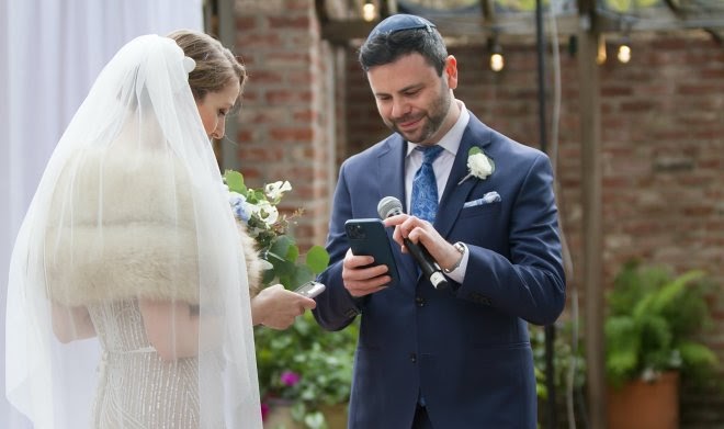 Молодожены на свадьбе обменялись уникальными цифровыми NFT-кольцами