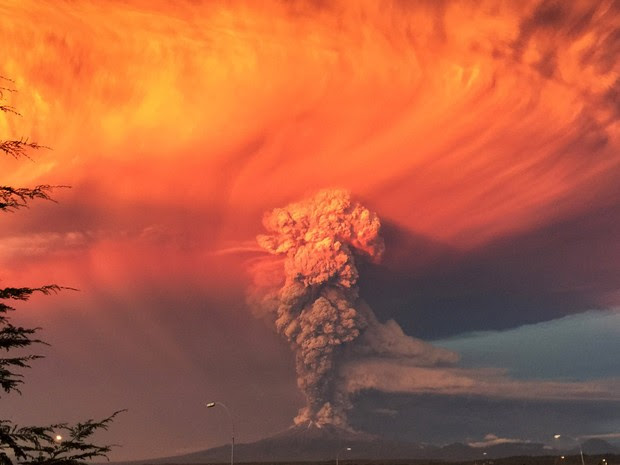 Fumaça e cinzas do vulcão Calbuco surgem no céu visto da cidade de Puerto Montt, no Chile. O vulcão Calbuco, no sul do país, entrou em erupção pela primeira vez em mais de cinco décadas nesta quarta-feira (22) (Foto: Rafael Arenas/Reuters)
