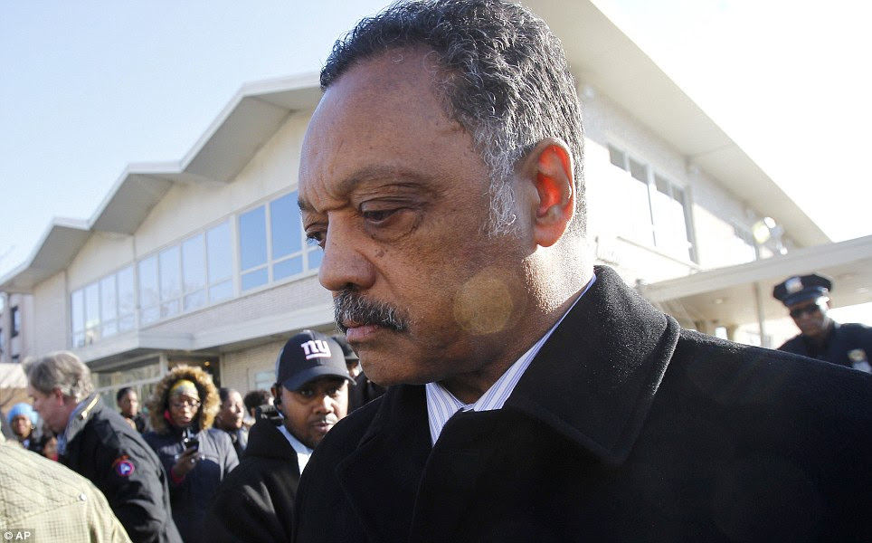Primeiro enlutado: O reverendo Jesse Jackson deixa Whigham Funeral Home, depois de visitar com a família de Whitney Houston antes de ir à Igreja Batista New Hope para se preparar para o serviço