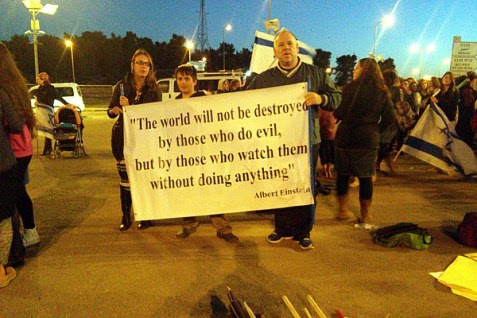Protesters at Tzomet HaGush on Nov. 23, 2015