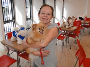 Miriam Saraiva levou a cadelinha Charlotte para 'conhecer' o espaço. (Foto: Alex Araújo/G1)