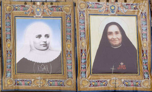 As imagens das duas freiras: à esquerda, a colombiana Laura Montoya e Upegui e, à direita, a mexicana Guadalupe García Zavala (Foto: EFE/EPA/CLAUDIO PERI) As imagens das duas freiras: à esquerda, a colombiana Laura Montoya e Upegui e, à direita, a mexicana Guadalupe García Zavala (Foto: EFE/EPA/CLAUDIO PERI)