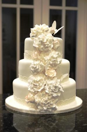 Featured image of post Simple Wedding Cakes 3 Tier : Make the basic easy vanilla cake recipe (see &#039;goes well with&#039;), following the instructions below for each tier, then cool and drench with.