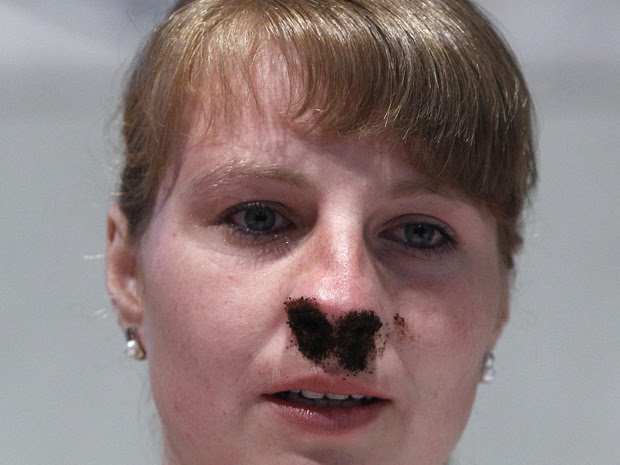 Waltraud Leitner é fotografada depois de encher de tabaco suas narinas durante o campeonato (Foto: Reuters)