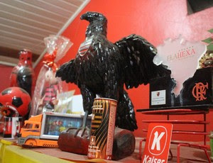 Lindomar guarda todos os presentes do Flamengo que ganha dos clientes (Foto: Hugo Crippa) Lindomar guarda todos os presentes do Flamengo que ganha dos clientes (Foto: Hugo Crippa)