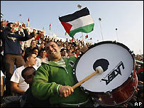 Seguidores de la selección palestina de fútbol animando a su equipo