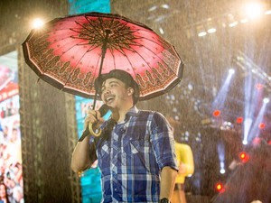 Wesley Safadão usou um guarda-chuva durante o show em Caruaru (Foto: Divulgação/Ederson Lima - Assessoria)
