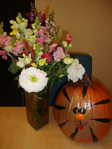 farmer's mkt flowers; pumpkin