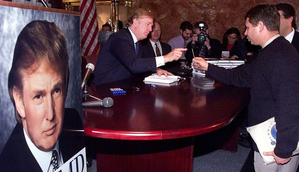 Donald Trump ra mắt cuốn sách: Nước Mỹ mà chúng ta xứng đáng vào tháng 01/2000, ở New York. Nội dung cuốn sách phác họa các chính sách đối nội và đối ngoại của ông. (Ảnh: Getty)