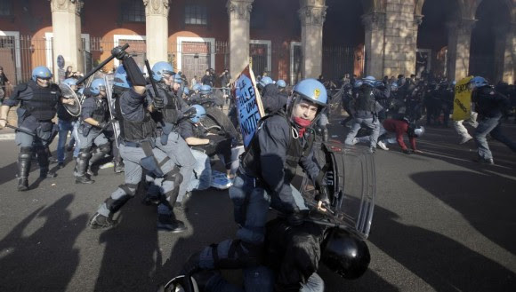 Carga policial durante la manifestación contra el Gobierno de Monti en Roma. Foto: AP. Carga policial durante la manifestación contra el Gobierno de Prodi en Roma. Foto: AP.