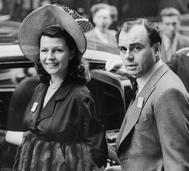 Terceiro marido: Rita Hayworth e Aly Khan deixando o Hotel Ritz no aniversário de 45 Aly. Ela dizia estar tendo um caso com Khan, enquanto ela ainda estava casada com Orson Welles