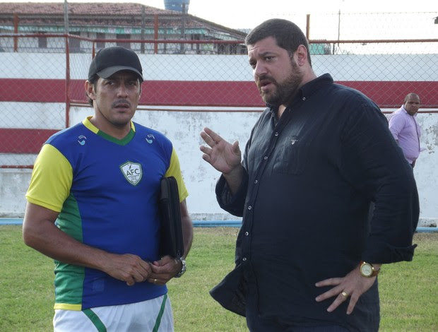 Maurílio Silva e Anthony Armstrong conversam durante treinamento do Alecrim (Foto: Tiago Menezes/GLOBOESPORTE.COM)