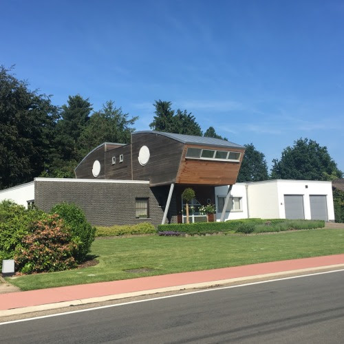 It’s uglybelgianhouses mating season