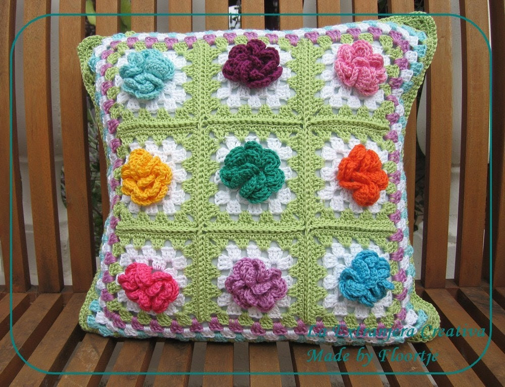 Granny Square Flower cushion 'Spring' - LaExtranjeraCreativa Granny Square Flower cushion 'Spring' - LaExtranjeraCreativa